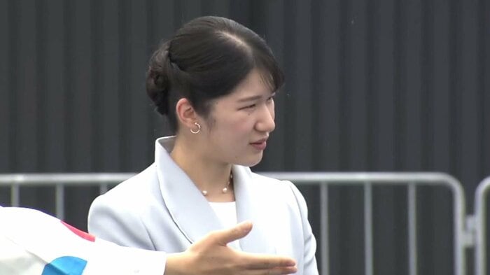 吉村知事に案内される愛子さま