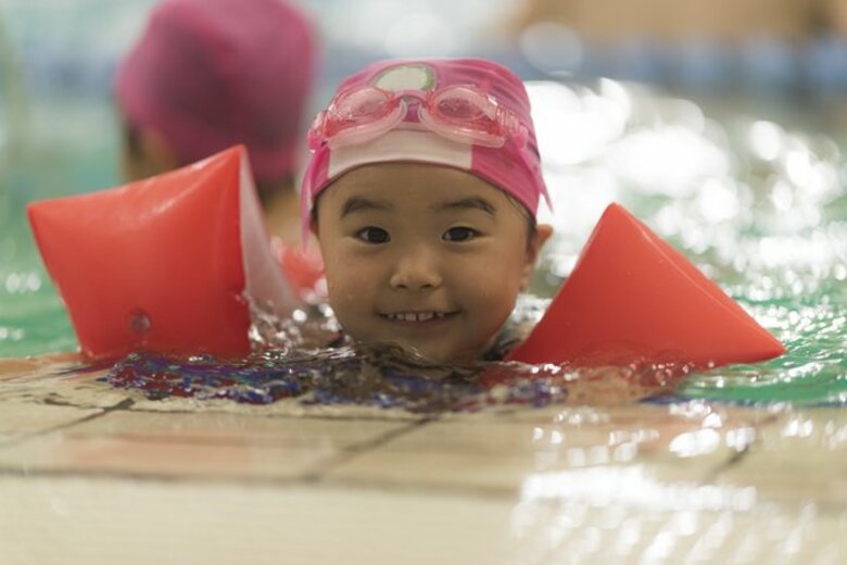子供のスポーツ系習い事の人気ランキング圧倒的1位は「水泳」! ダンス・チア、柔道・空手・剣道なども大人気!