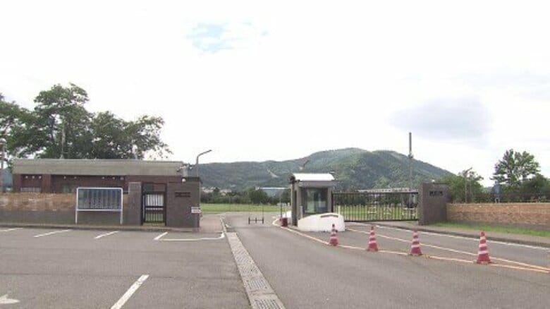 「ストレス解消のため…」55歳陸自隊員が駐屯地内で”飲酒運転”停職3カ月の懲戒処分に―私用車の中で”1人飲み”別の隊舎に移動中に事故起こす〈北海道札幌市・真駒内駐屯地〉｜FNNプライムオンライン