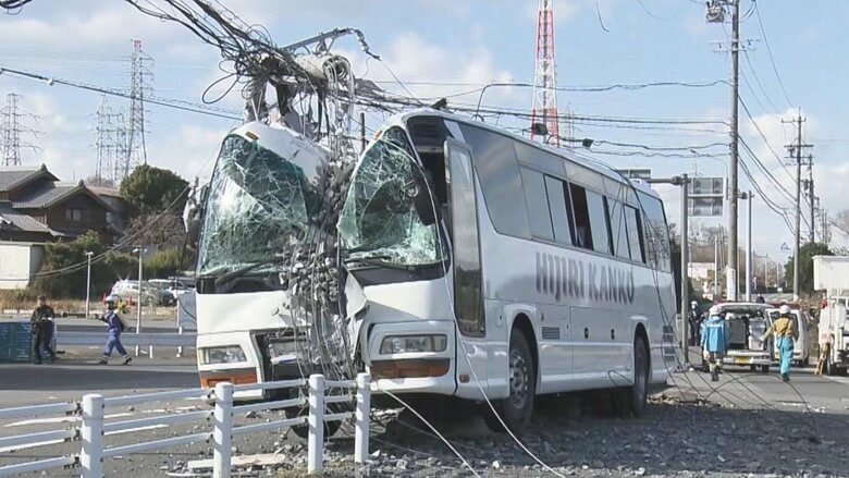 殺処分から戻る途中…鳥インフル対応の県職員30人が乗るバスが電柱に衝突し4人ケガ 真っ直ぐ突っ込んだか｜FNNプライムオンライン