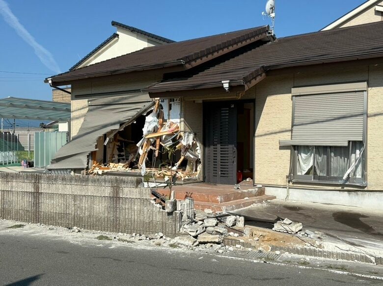 「大きな衝突音が…」男女3人が乗った乗用車が民家に突っ込む 後部座席にいた女性が死亡し男性2人もケガ｜FNNプライムオンライン