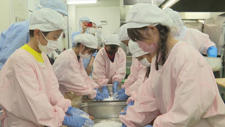 どうつくっているの？7600食分の給食　夏休みの親子が「給食センター」を見学　調理も体験｜FNNプライムオンライン