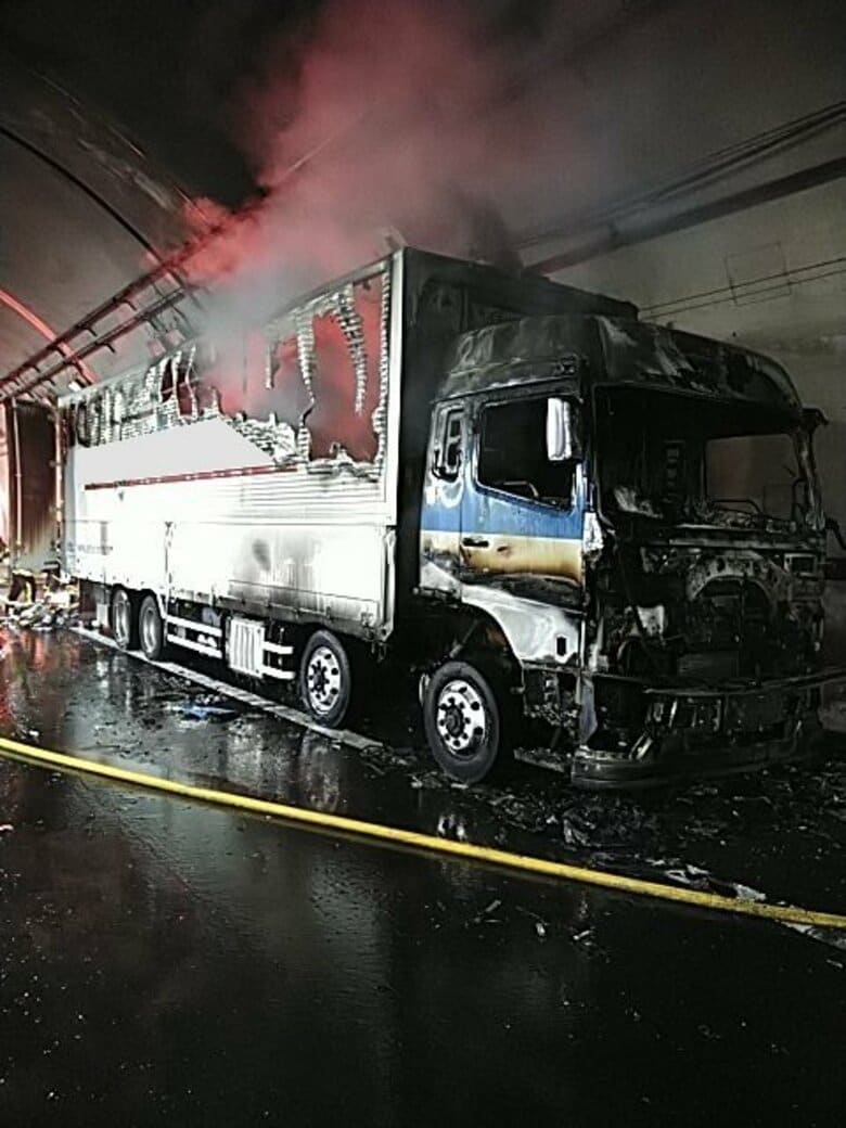 新東名下り通行止め　トンネル内で大型トラック炎上　長泉沼津ＩＣ～新富士ＩＣ　解除のメド立たず（27日午前10時現在）｜FNNプライムオンライン