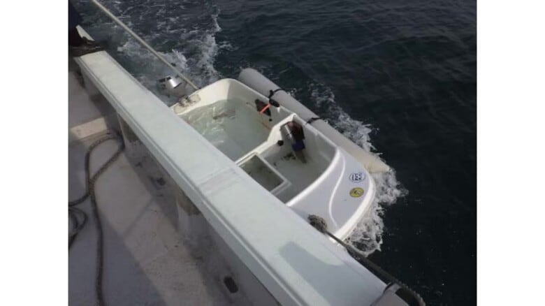 「航行できなくなった」釣り人２人が乗ったミニボートが浸水　正面からの波がボート内に【新潟】｜FNNプライムオンライン