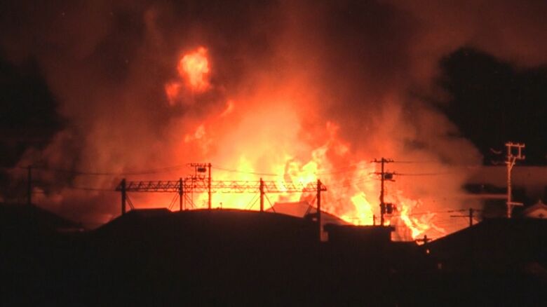 「バーンと爆発した」建物密集地で9棟焼く大規模火災…70代男性がやけど負うも命に別条なし 市は住宅提供など支援検討　新潟・佐渡市｜FNNプライムオンライン