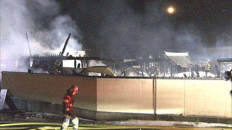 住職の86歳母親が転んでケガ…寺の敷地内にある住宅が全焼する火事 本堂につながる渡り廊下の一部も焼損｜FNNプライムオンライン