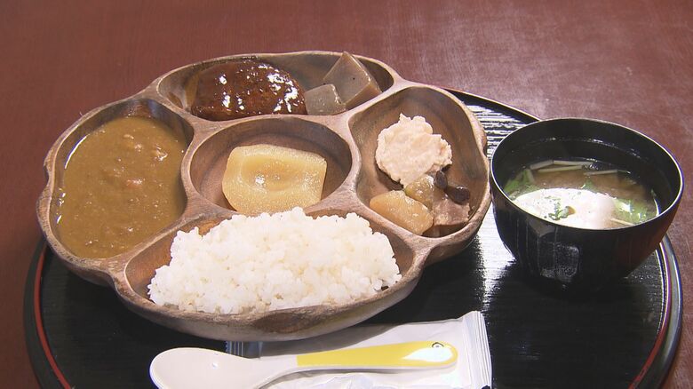 ハンバーグ カレー 蒟蒻 サラダ 煮物 りんご 味噌汁で500円「びっくり食堂」運営可能な理由は“店主の過去”に｜FNNプライムオンライン