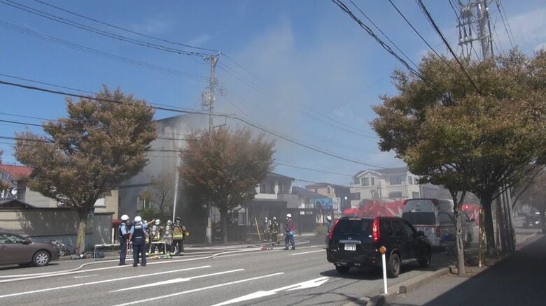 新潟市中央区の住宅街で火災「真っ赤に火が…」消防車11台が出動し消火活動　火元の住宅に住む男性がけが｜FNNプライムオンライン