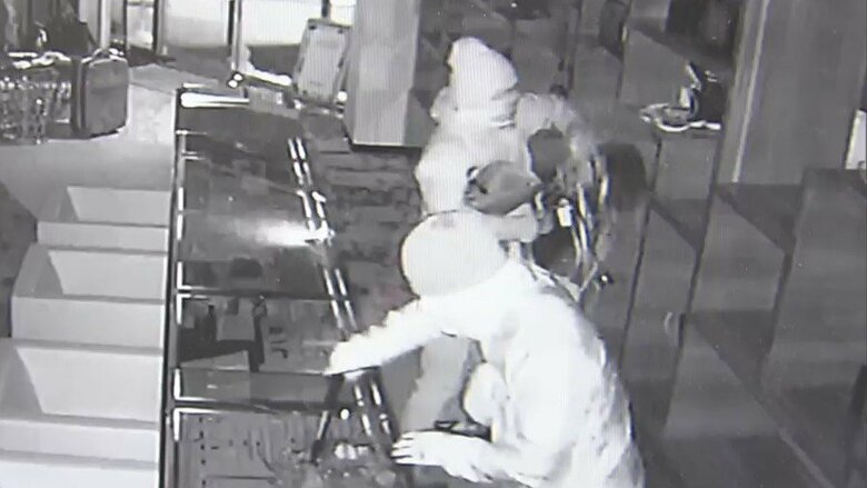 わずか4分で店は空っぽ…急ぎ足で「エルメス」など根こそぎ強盗　100点以上奪った犯行の一部始終　名古屋市｜FNNプライムオンライン
