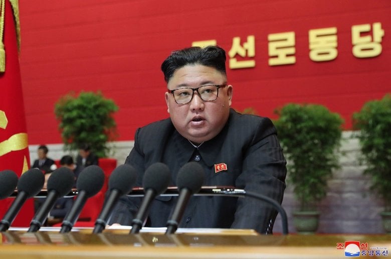 朝鮮労働党第8回大会で活動総括に関する報告を行う金正恩委員長(当時)