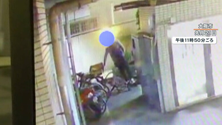 飛び上がり、両足で踏みつける