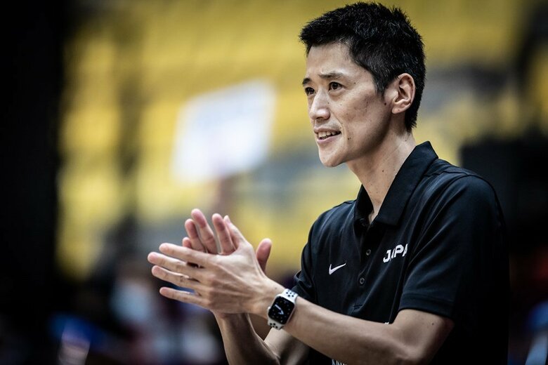初戦で勝利を収めた恩塚ヘッドコーチ©fibaasiacup