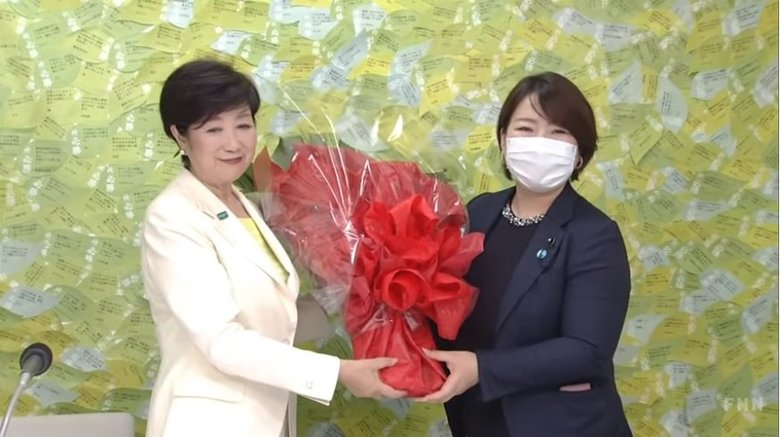 小池都知事(左) 荒木都民ファーストの会代表(右)