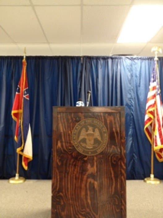 刑務所側がブリーフィングを行う臨時の“会見場”