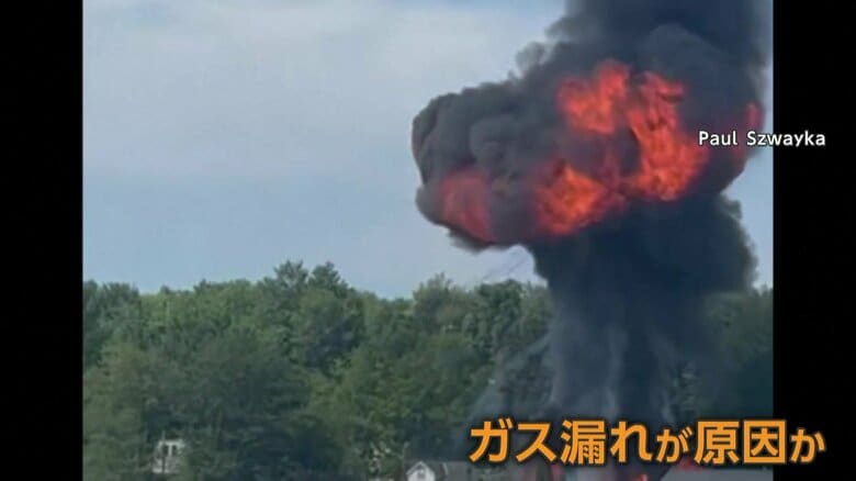 大量の黒い煙に変化していく炎
