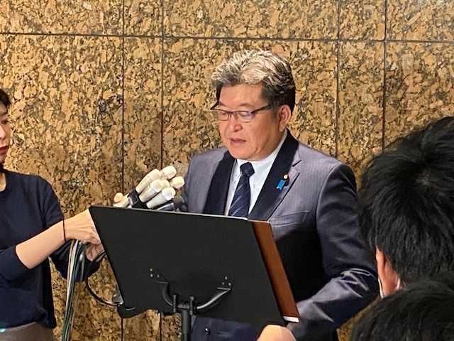 ぶら下がりに応じる萩生田文部科学大臣（23日夜）