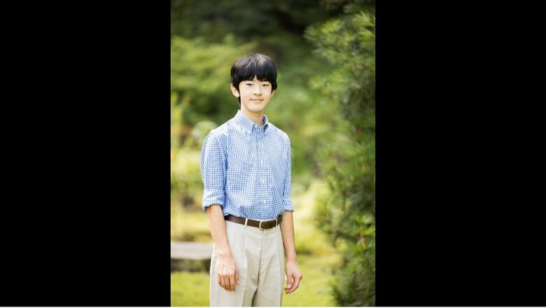 秋篠宮邸庭にて　写真提供　宮内庁