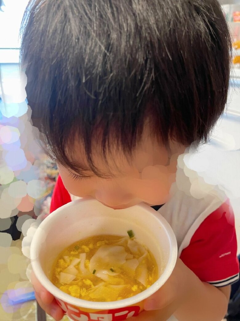 「おいちー！おいちー！」と大好きなワンタンを食べる息子さん