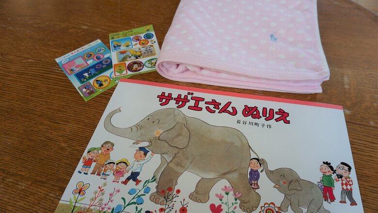 サザエさんの塗り絵やラフくんのシールなどをプレゼント