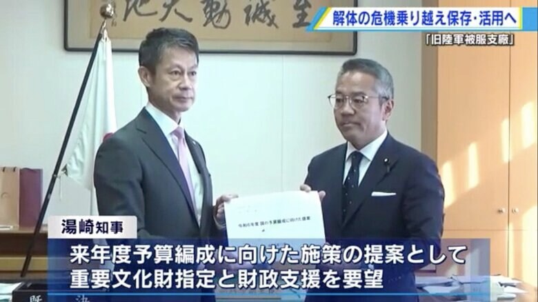 11月8日、文部科学省を訪れた広島県の湯崎英彦知事（左）