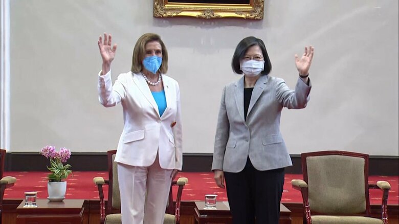 台湾を訪問したペロシ米下院議長（当時・左）（2022年8月）