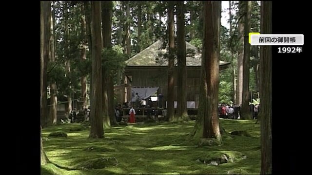 初夏には一面を覆う苔が美しい平泉寺白山神社