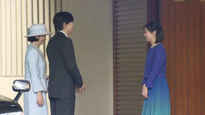 秋篠宮邸の玄関にて　ベトナム訪問のご夫妻を佳子さまがお見送り　2023年9月