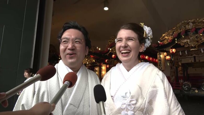 笑顔で話す新郎新婦