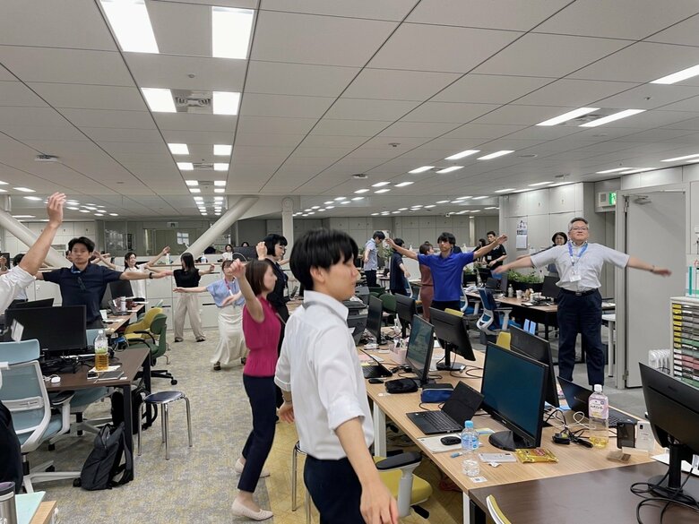 午後2時55分…ラジオ体操を始める都庁職員