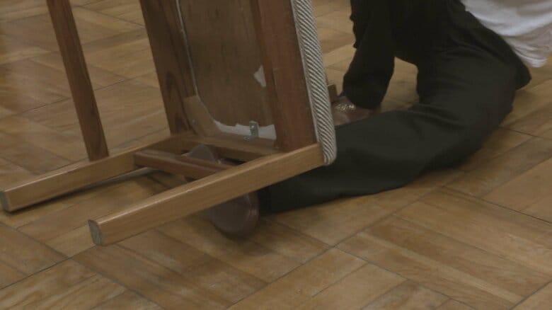 転落した男性 足がシニアカーの下敷きに…