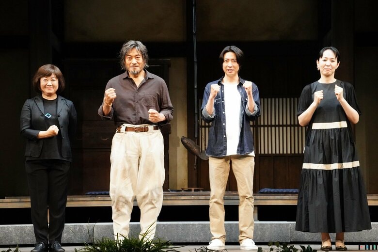 左から、演出家の宮田慶子さん、松平健さん、相葉雅紀さん、脚本家の金子ありささん