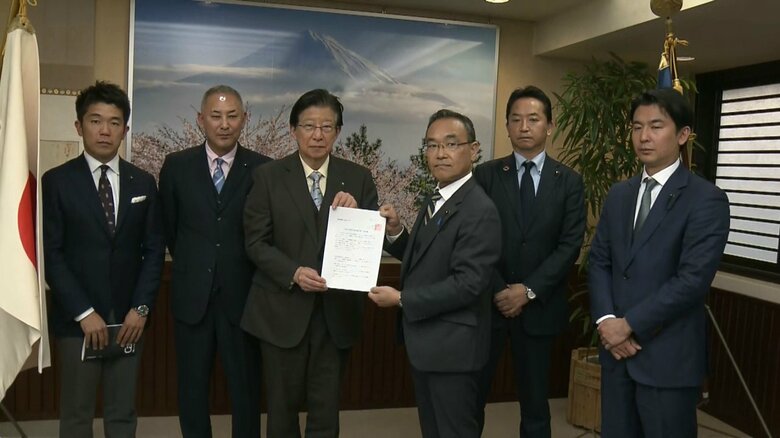 要望書を手渡すふじのくに県民クラブ・田口章 会長（1月11日）