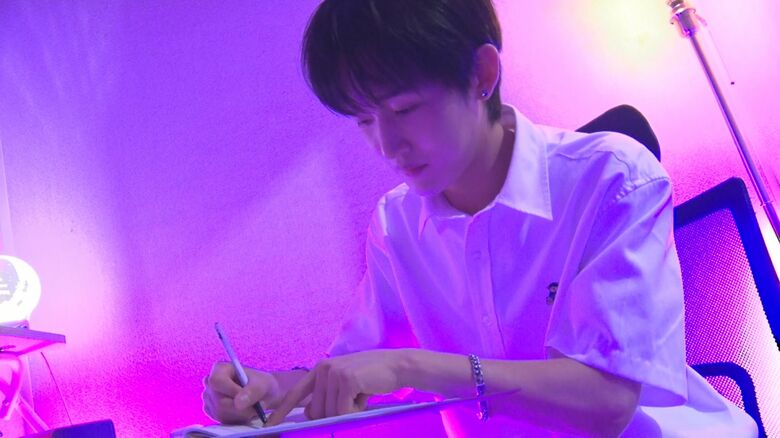 北朝鮮出身のソク(25)、1VERSEではボーカルを担当している