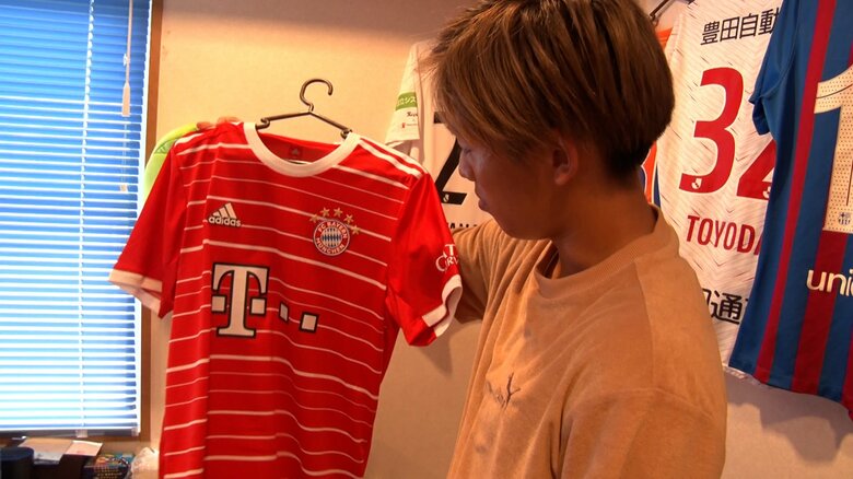 福井太智のユニフォームを持つ北野