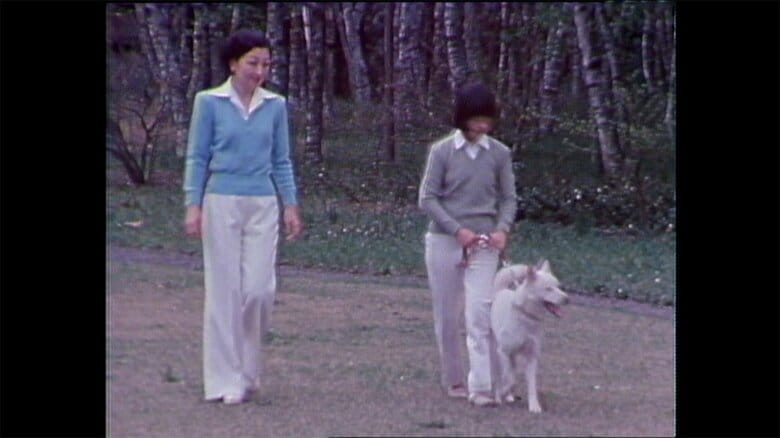 庭で愛犬と散歩する紀宮さまと美智子さま