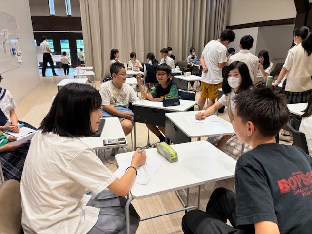 「平和の音」とは何かを話し合い発表する