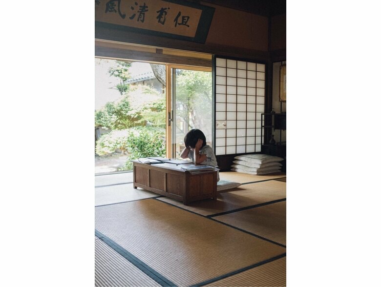 宿題を見つめて真剣そう（提供：はら かずあきさん）