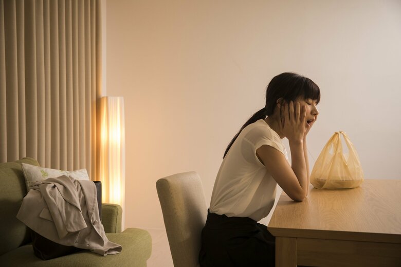 帰宅後は「まず食事」の人も多いのでは？（画像はイメージ）