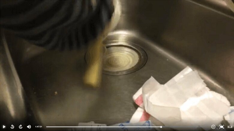 フチ部分にある欠けを狙って叩く！