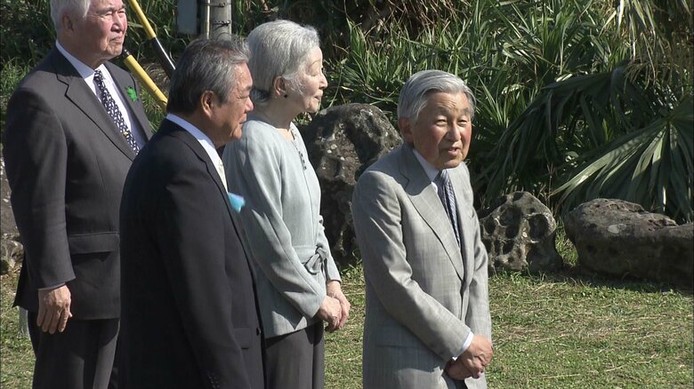 台湾の位置などの説明を受けられる両陛下