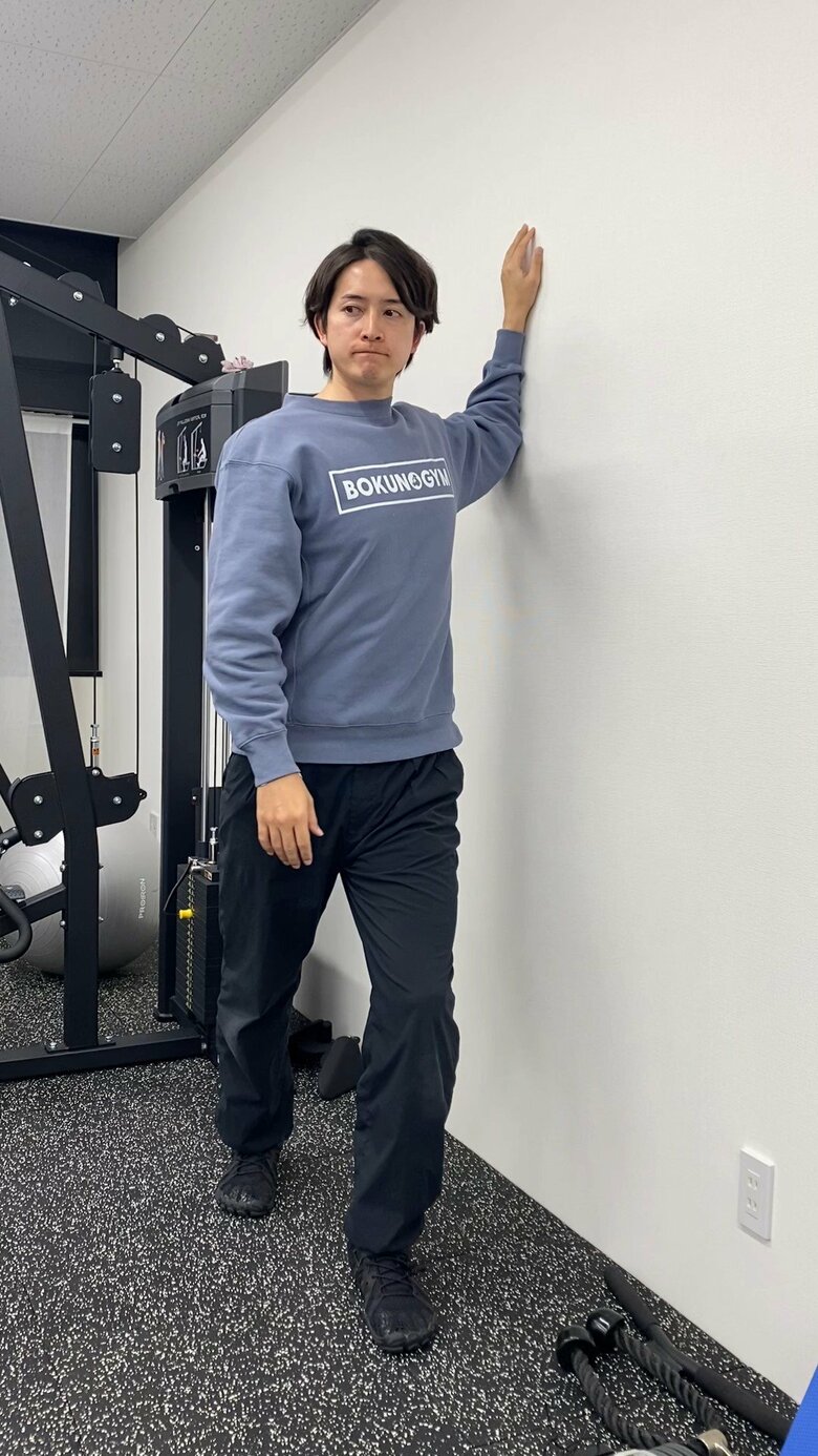 立ったままできる簡単ストレッチ「胸」肩が上がらないように注意する（提供：計太さん）