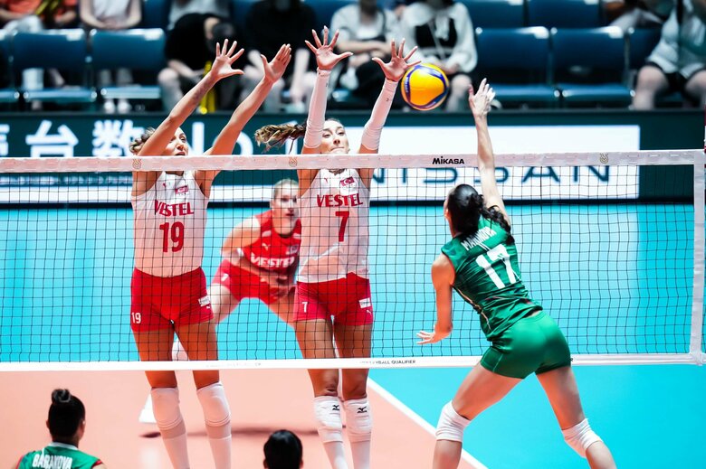 オポジットのマリノバ（背番号17）