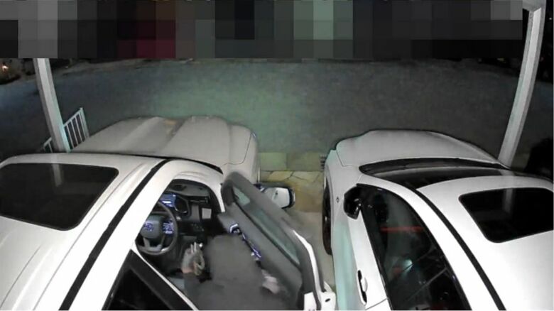 ドアを開け（滋賀県警提供の動画より）