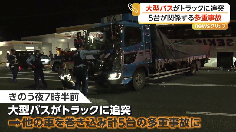 事故によりフロント部分が大きく破損したトラック
