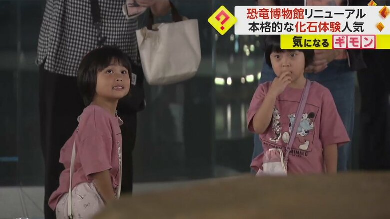 恐竜の迫力に後ずさりする子ども