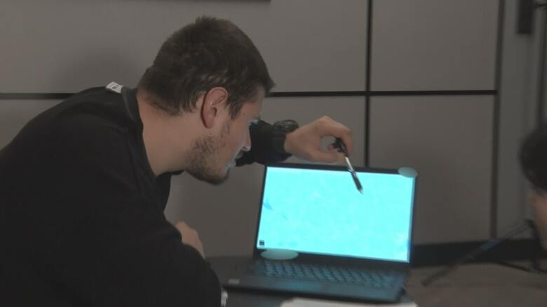 侵攻ルートを説明するニキータさん