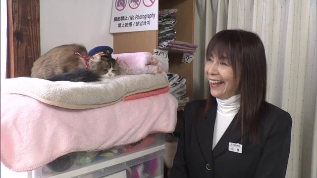 会津鉄道・芦ノ牧温泉駅　名誉駅長のさくらと小林美智子駅長