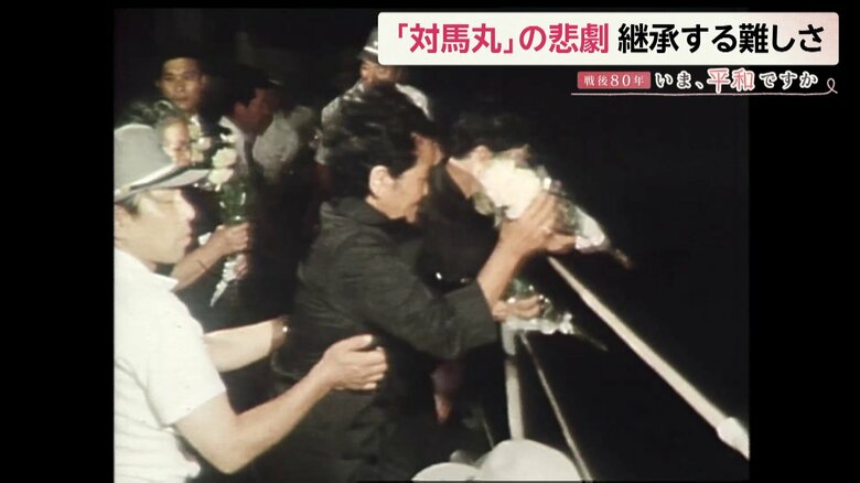 犠牲者を悼む人々