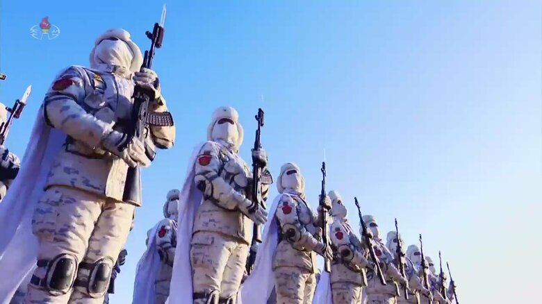 「朝鮮人民軍創建75周年を祝う盛大な軍事パレード映像」の1シーン⑪