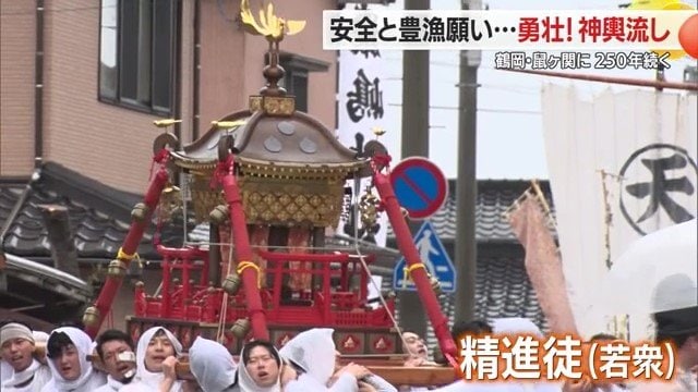 みこしを担ぐのは「精進徒（しょうじんと）」と呼ばれる若衆たち